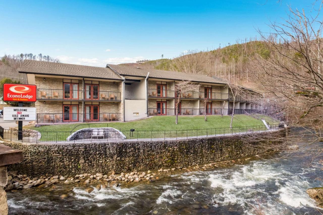 Econo Lodge Inn & Suites On The River Gatlinburg Exterior photo