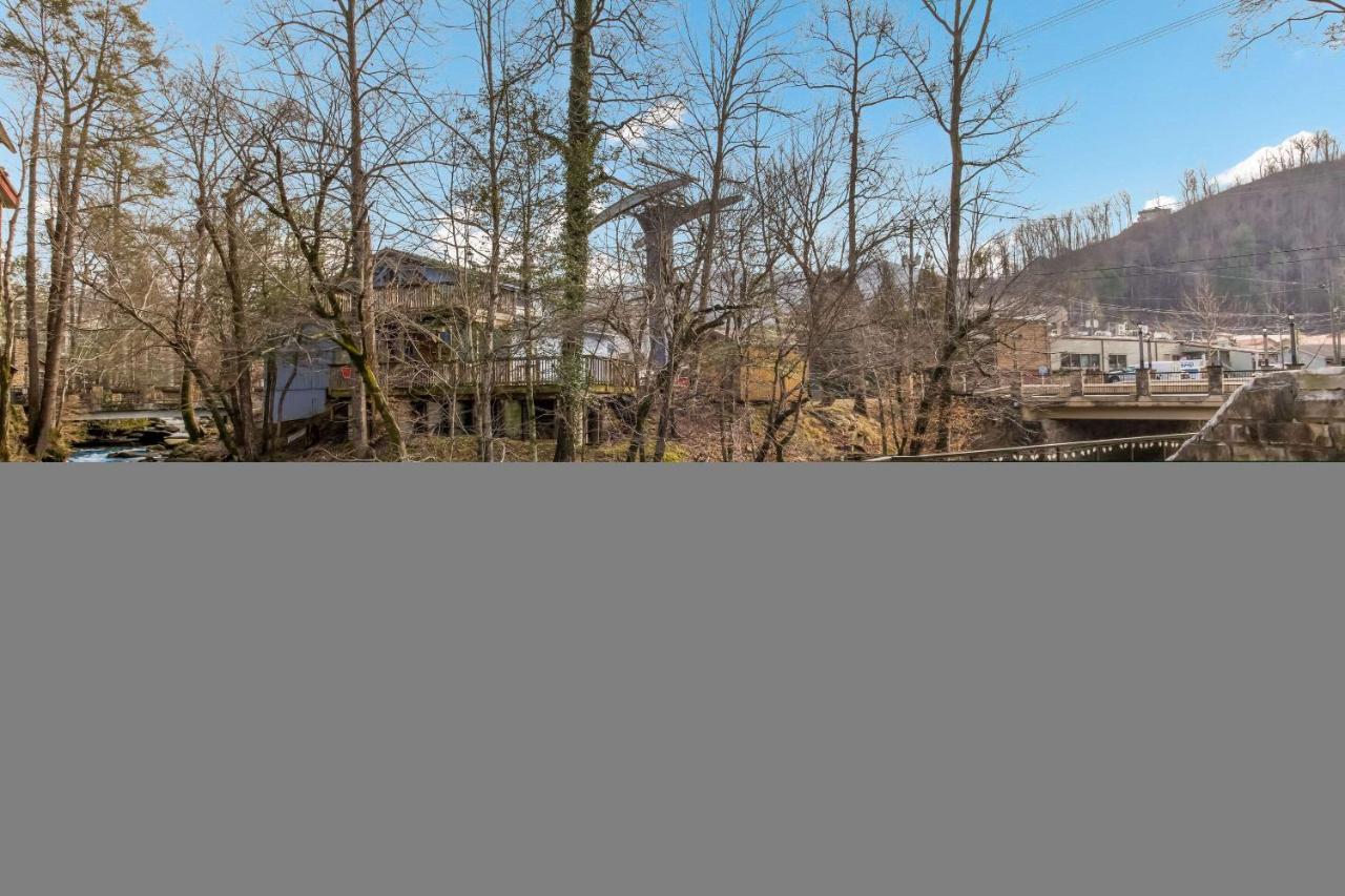 Econo Lodge Inn & Suites On The River Gatlinburg Exterior photo