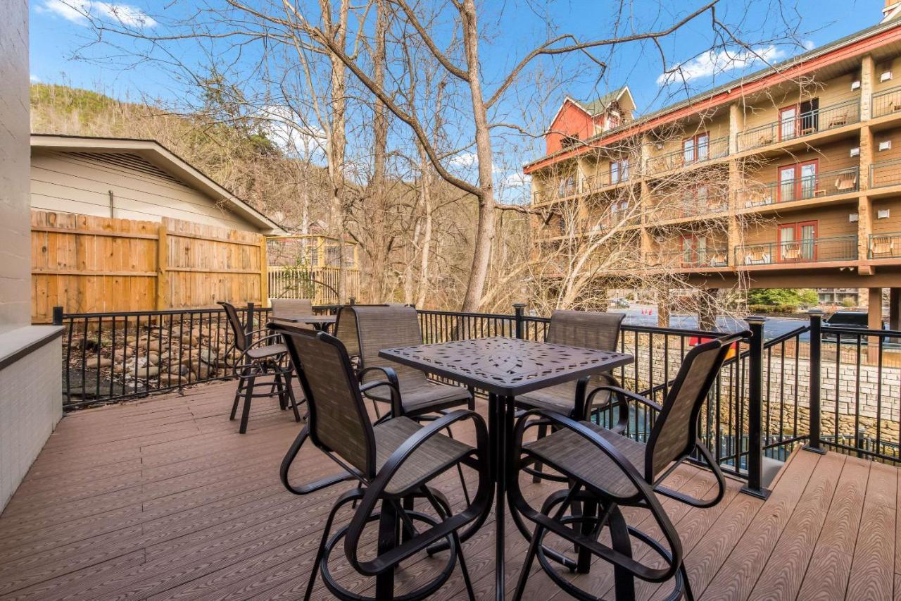 Econo Lodge Inn & Suites On The River Gatlinburg Exterior photo