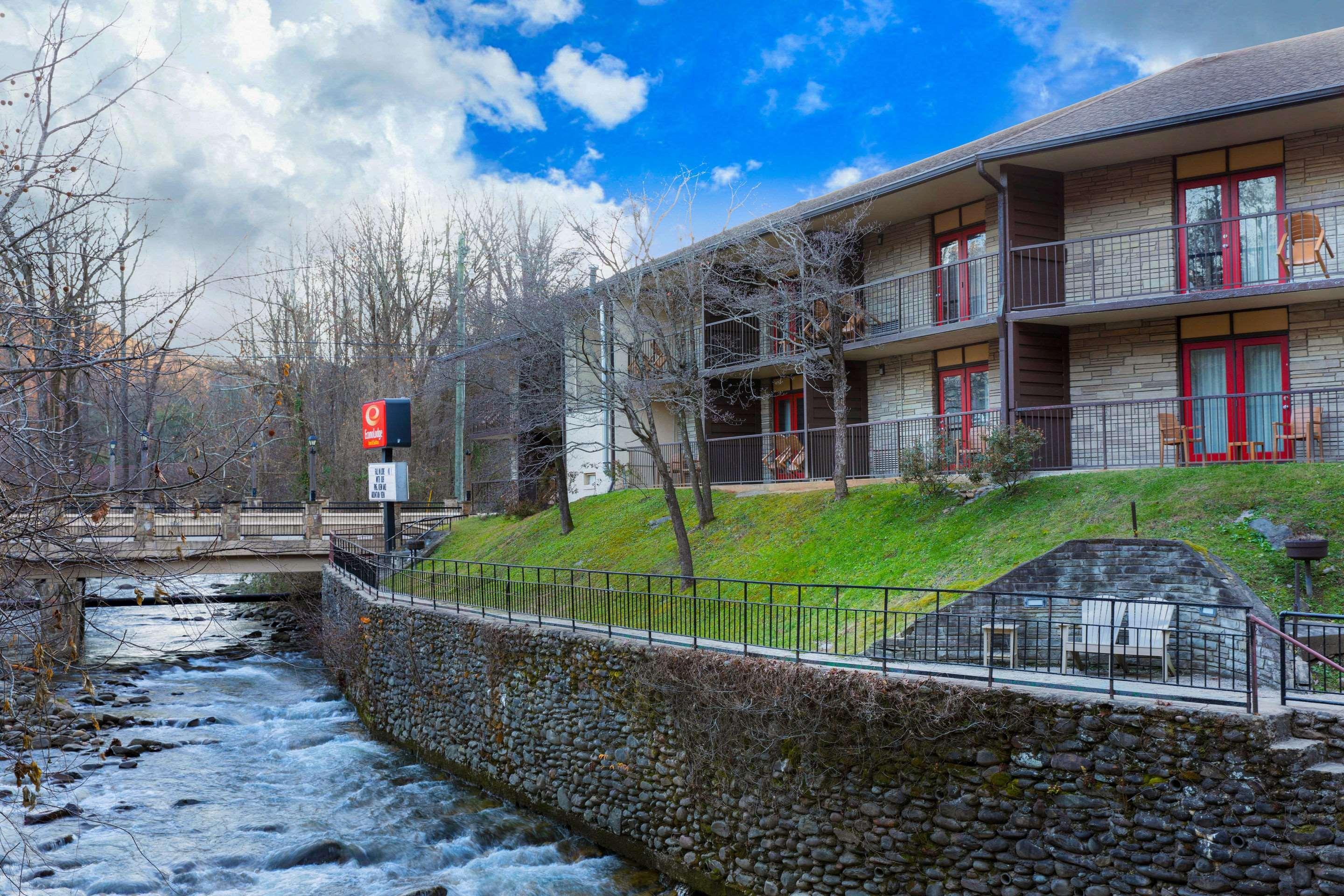 Econo Lodge Inn & Suites On The River Gatlinburg Exterior photo